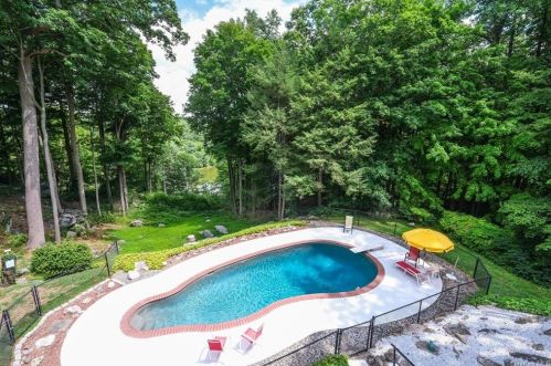 22 Carolyn Pl, Armonk, NY 10504-1101