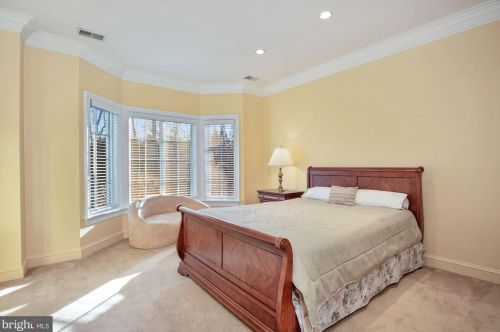 896 Alvermar Rdg Dr, Mc Lean VA 22102-1439 exterior