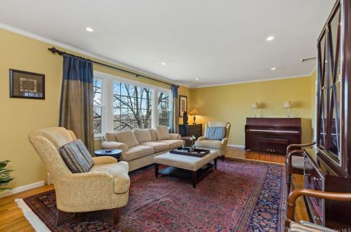 90 Cypress Ln, Briarcliff, NY 10510-1216