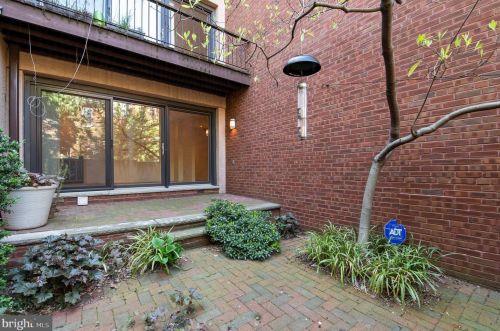 1045 Lombard St, Philadelphia, PA 19147-1219