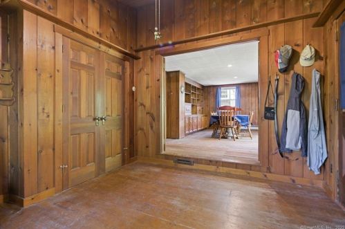 158 Center St, Windsor Locks CT 06096-2409 exterior