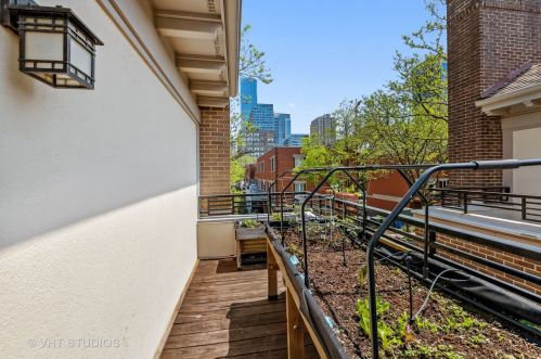 1320 Plymouth Ct, Chicago IL 60605-2717 exterior