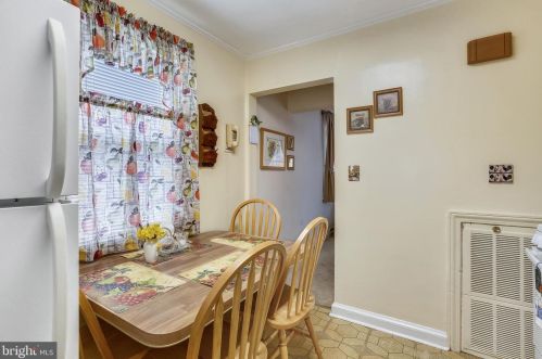 902 Lewis Ave, Rockville MD 20851-2350 exterior