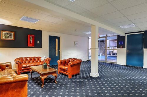 401 Bellevue Ave, Middletown RI 02840-6916 exterior