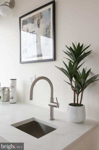 516 21 St, Philadelphia PA 19130-1401 exterior