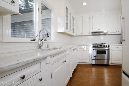 33 Mdw Wood Dr, Greenwich CT 06830-7023 exterior