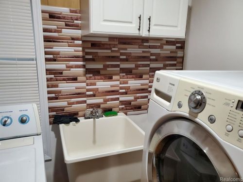 18033 Hanna St, Melvindale MI  48122-1422 exterior