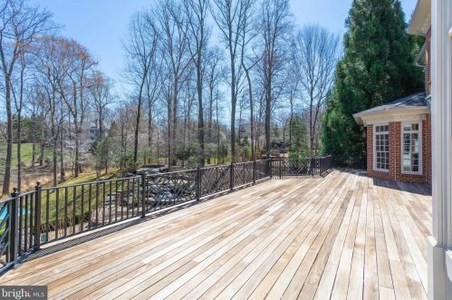 884 Alvermar Rdg Dr, Mc Lean VA 22102-1435 exterior