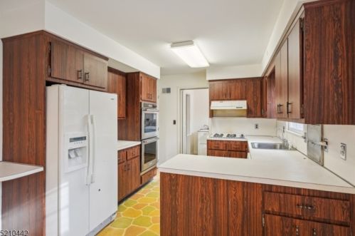 96 Rockledge Dr, Livingston NJ  07039-1121 exterior