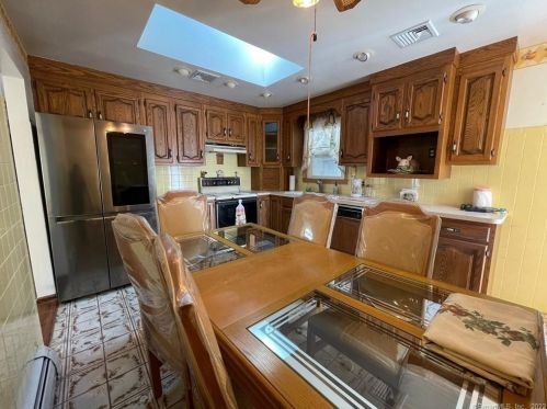 141 Ida Ave, Derby CT 06418-2323 exterior