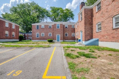 19 Colony Rd, West Springfield MA 01089-4058 exterior