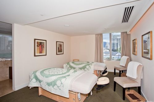 223 Saratoga Rd, Honolulu HI  96815-1942 exterior