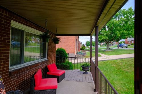 1284 Raven Dr, Pittsburgh PA  15243-1242 exterior