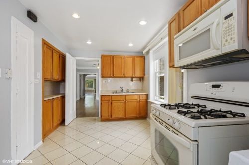 6710 Artesian Ave, Chicago IL 60645-5301 exterior