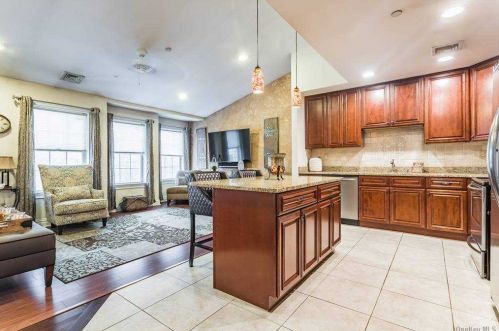 18 Della Dr, Babylon NY 11704-6240 exterior