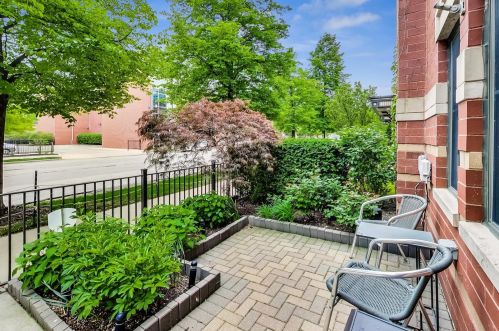 1032 Crosby St, Chicago IL  60610-2404 exterior