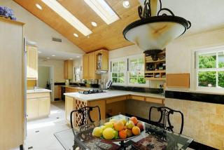 275 Rossmore Ave, Los Angeles CA  90004-3702 exterior