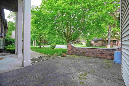 995 Woodlane Dr, Rochester MI 48307-4254 exterior