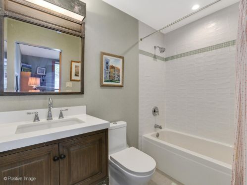 2222 Wayne Ave, Chicago IL 60614-1221 exterior