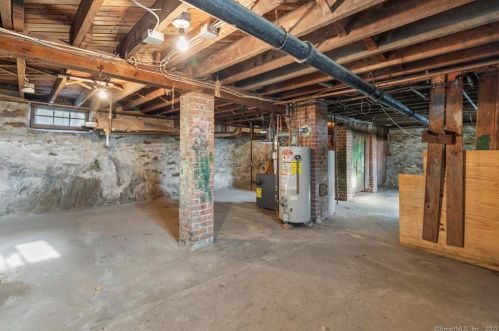 2 Crescent St, Derby CT 06418-2008 exterior