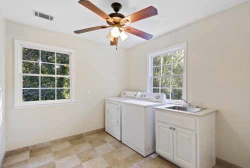 1386 Hanover West Dr, Atlanta GA 30327-1139 exterior