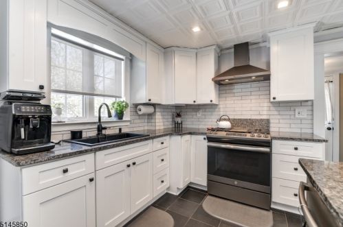 18 Hamilton St, Bloomingdale NJ 07403-1731 exterior