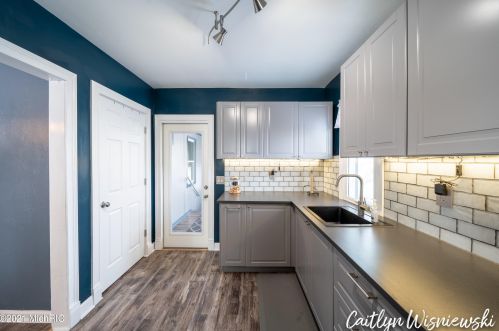 941 Northlawn St, Grand Rapids MI 49505-3717 exterior