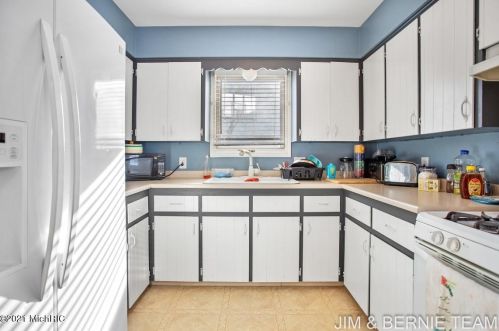 3100 Stratford Dr, Wyoming MI exterior