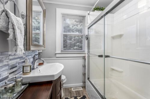 2 Entwistle Ave, Nutley NJ 07110-3210 exterior