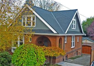 6221 27 Ave, Seattle WA  98115-7113 exterior