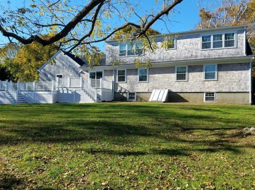 1312 Wapping Rd, Middletown, RI 02842-5335