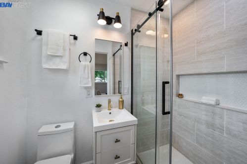 1143 Carey Dr, Concord CA 94520-4337 exterior