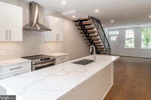 2005 Kater St, Philadelphia PA 19147-1817 exterior