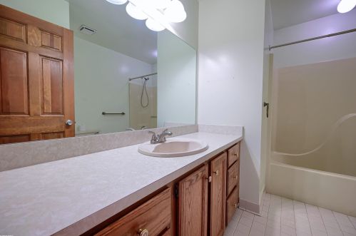 995 Woodlane Dr, Rochester MI 48307-4254 exterior