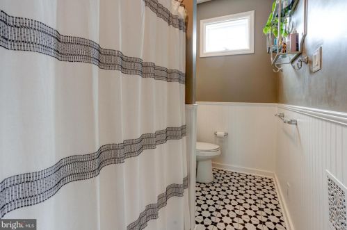 565 Martin St, Philadelphia PA  19128-1620 exterior