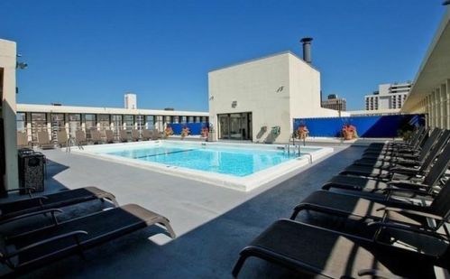 1 Scott St, Chicago IL 60610-2309 exterior