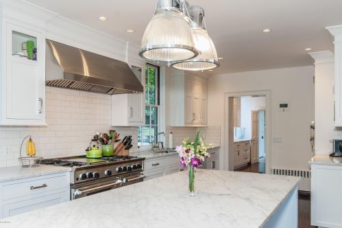 188 Round Hl Rd, Greenwich CT 06831-3301 exterior