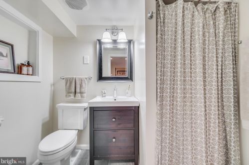 3013 King St, Alexandria VA 22302-3514 exterior