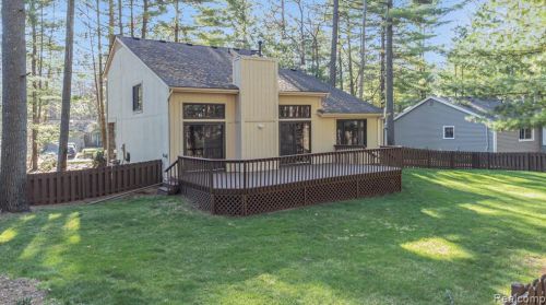 4082 Pinestead Dr, Walled Lake MI 48390-1344 exterior