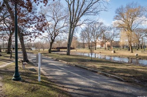 68 Euclid St, Valley Stream NY  11580-4111 exterior