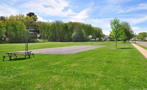 3900 Cambridge Dr, Windsor CT 06095-5116 exterior