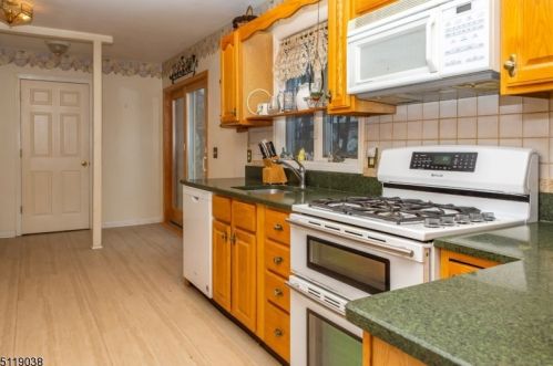 12 Oakwood Trl, Kinnelon NJ 07405-3115 exterior