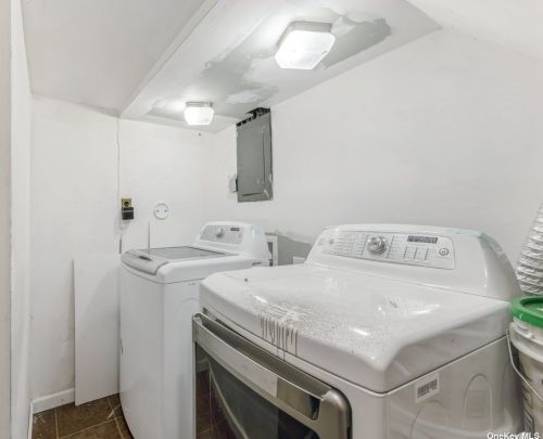 59 Avondale St, Valley Stream NY 11581-1801 exterior