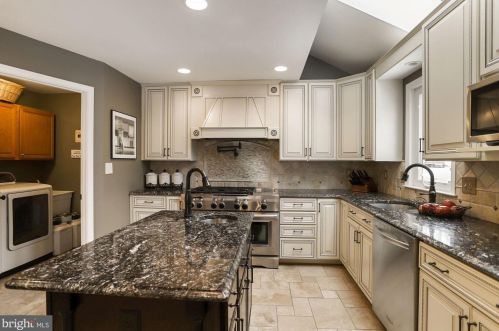 19840 Meredith Dr, Rockville MD 20855-2426 exterior