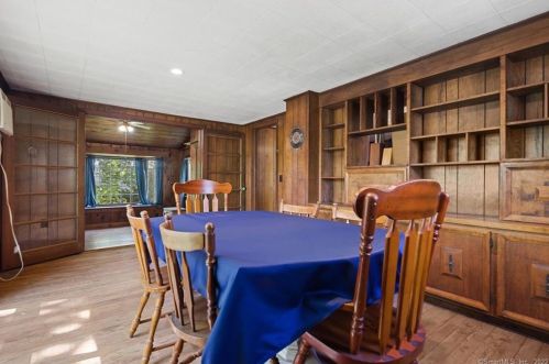 158 Center St, Windsor Locks CT 06096-2409 exterior