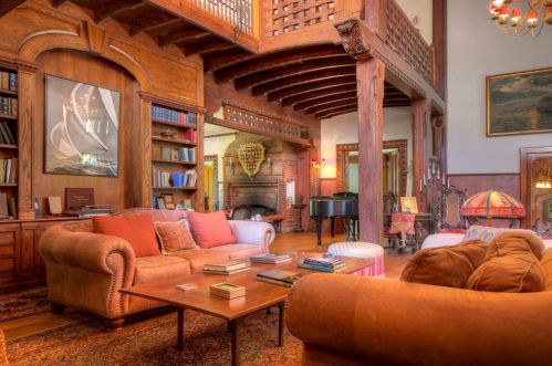 97 Ruggles Ave, Middletown RI 02840-4351 exterior