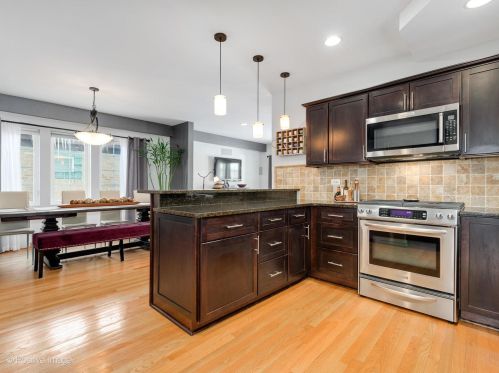 4831 Winnemac Ave, Chicago IL 60630-2432 exterior