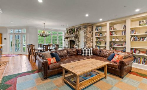 9303 Vly Hl Rd, Milwaukee WI 53217-1039 exterior