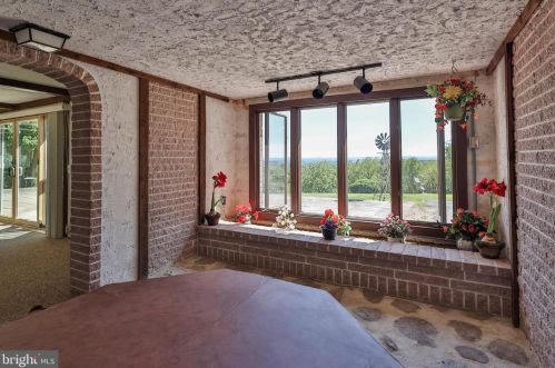 3319 Spg Vly Rd, Slatington PA 18080-3220 exterior