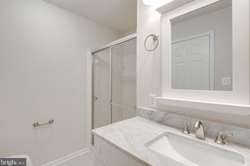 581 Kalmia Sq, Leesburg VA 20176-4037 exterior